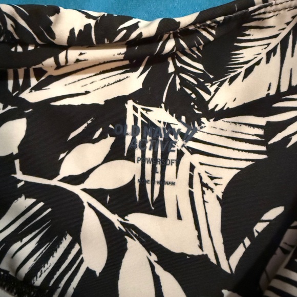 Old Navy Active PowerSoft Palm Print Biker Shorts - Picture 4 of 5